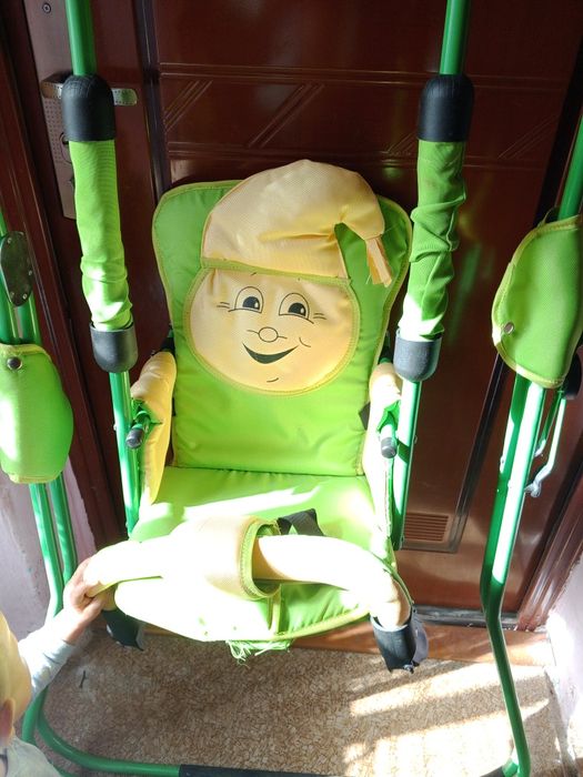 Качеля дитяча в гарному стані