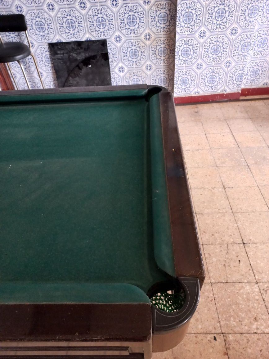 Mesa de snooker com relógio