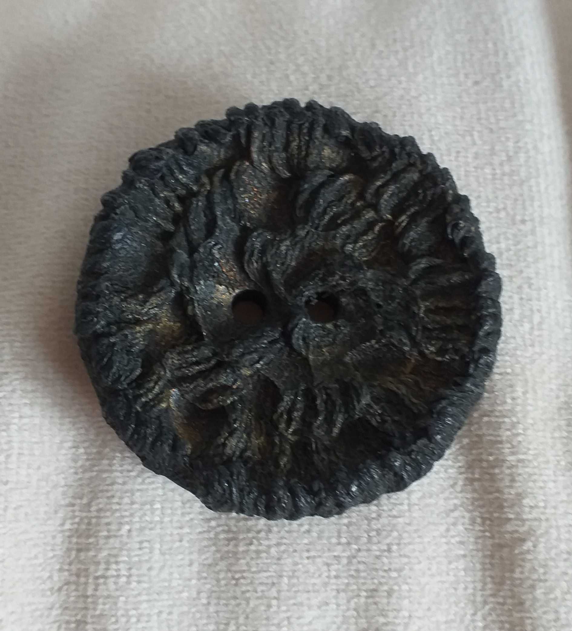 Botão preto com laivos dourados e textura (muito grande)