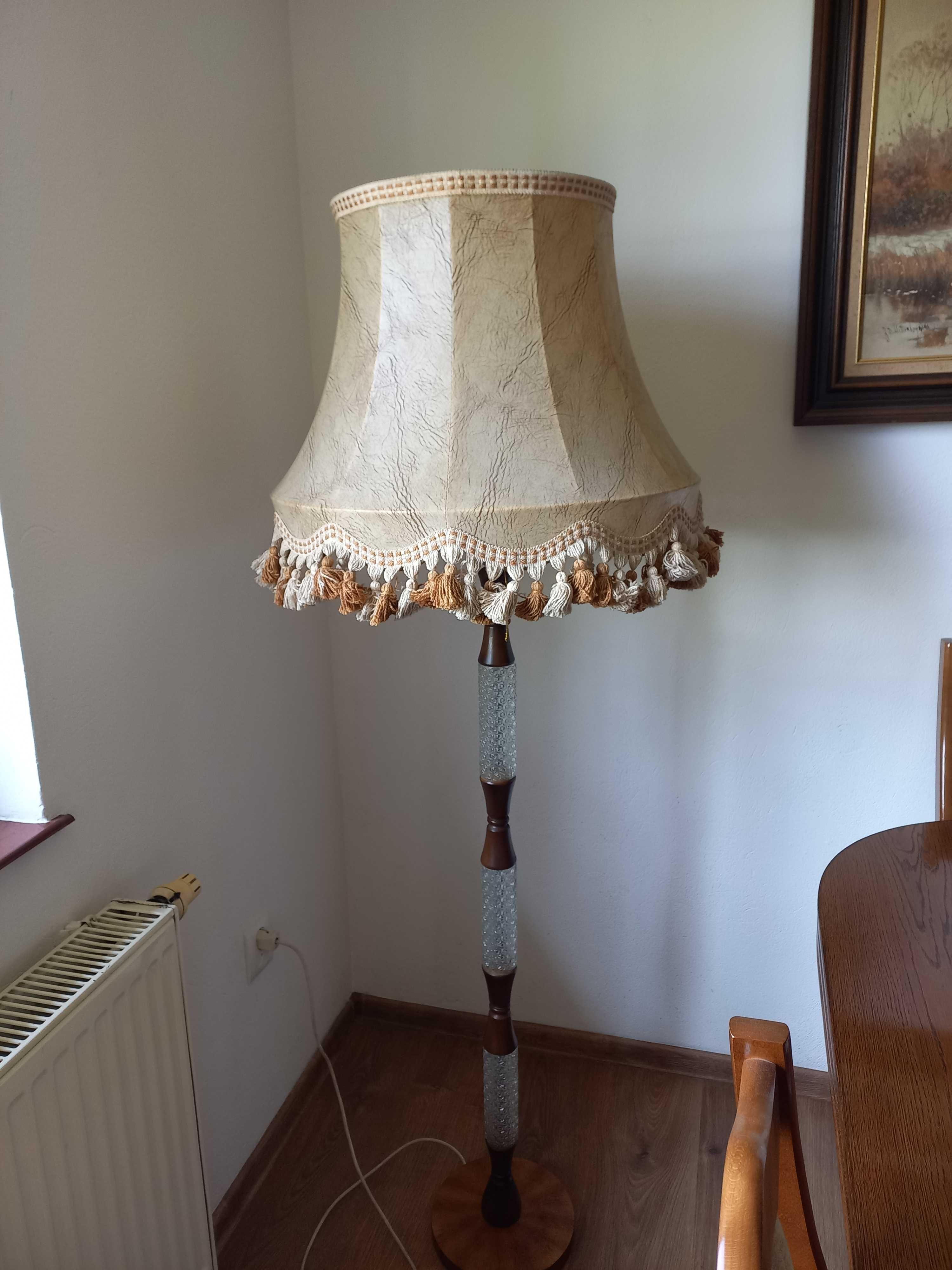 Lampa podłogowa z dużym pięknym abażurem