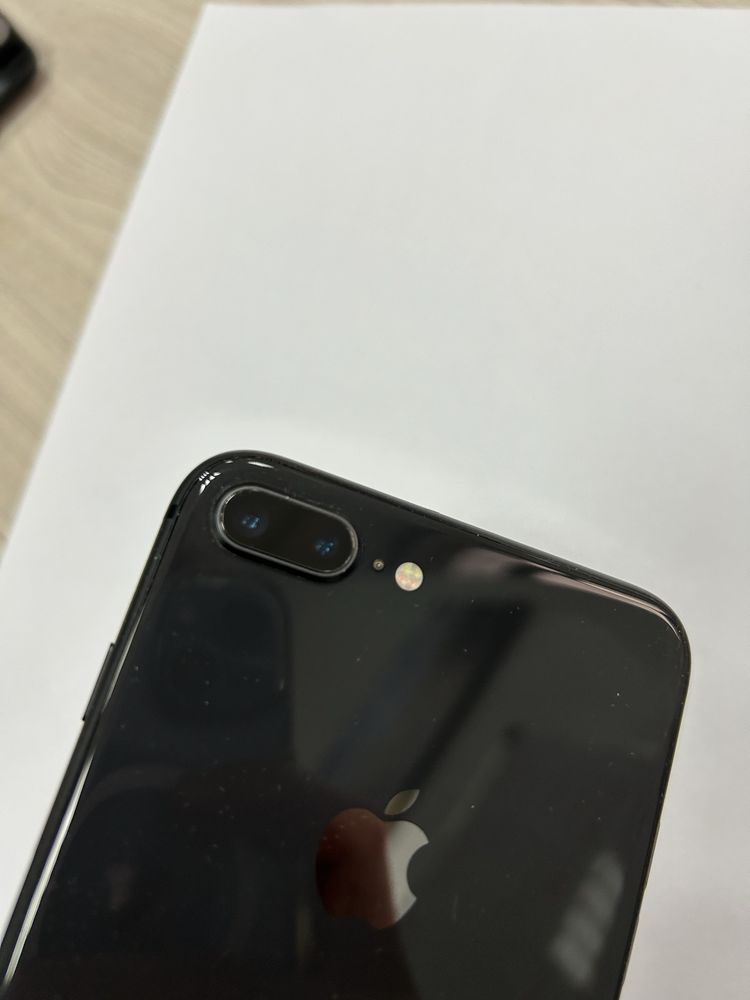 Телефон iPhone  8 Plus