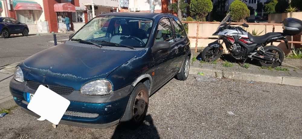 Carro usado  com verniz a saltar no capo