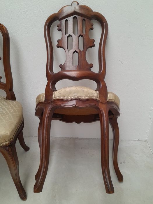 Cadeirões, canapé e cadeiras antigas.