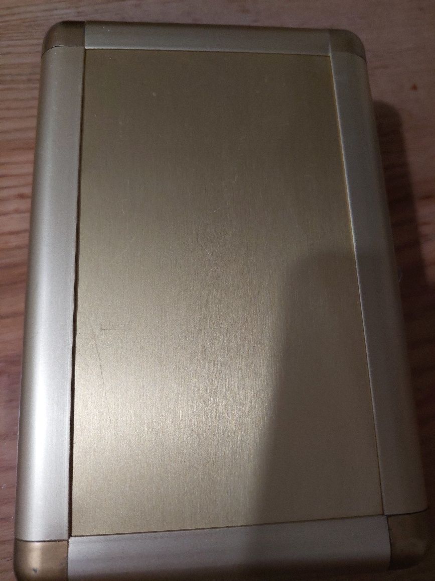 Obudowa złoto aluminiowa chroniąca konsolę.