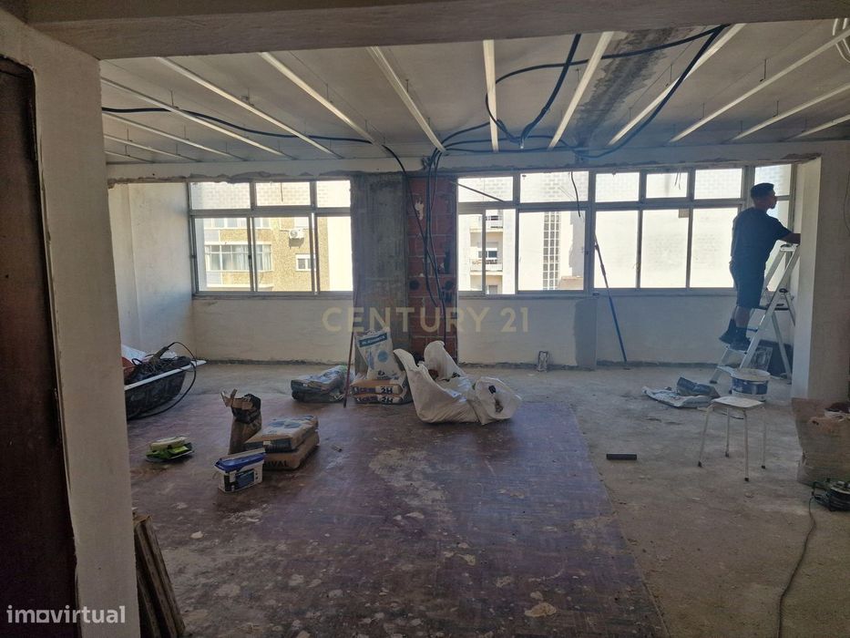 Apartamento T3 com Terraço - 1ºAndar Remodelado no Laranjeiro