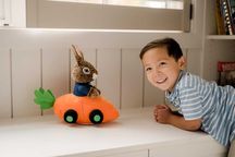 Співаючий кролик Пітер за кермом автомобіля-моркви.Peter Rabbit Flopsy