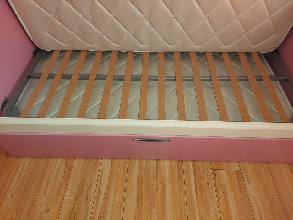 Beliche como novo com 3 camas em madeira + colchões + secretária