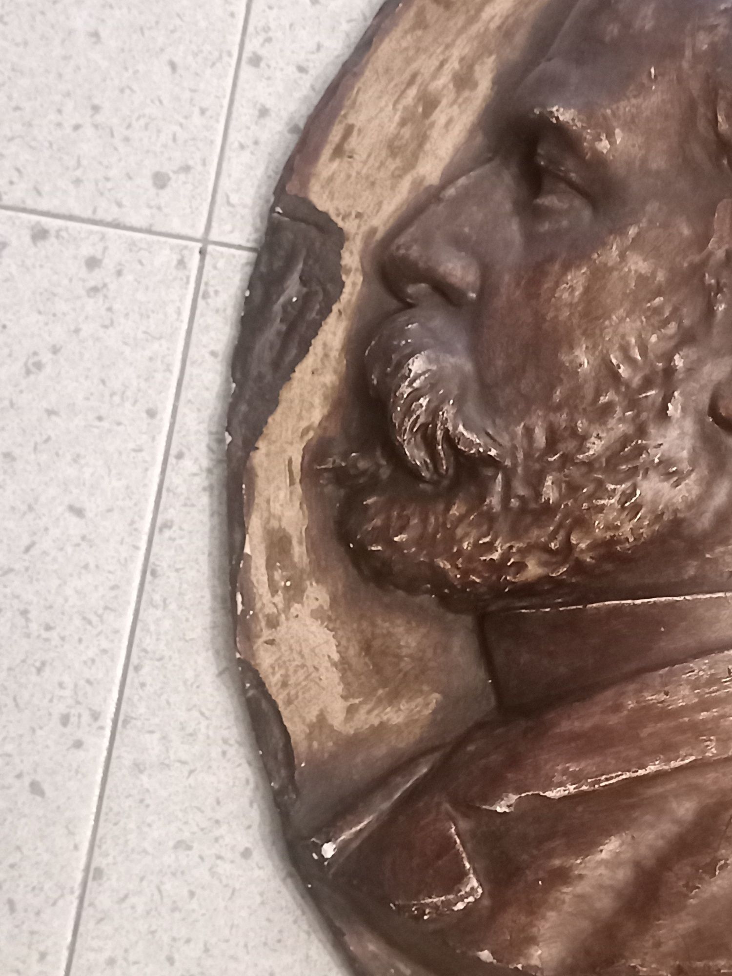 Busto de parede assinado - material gesso