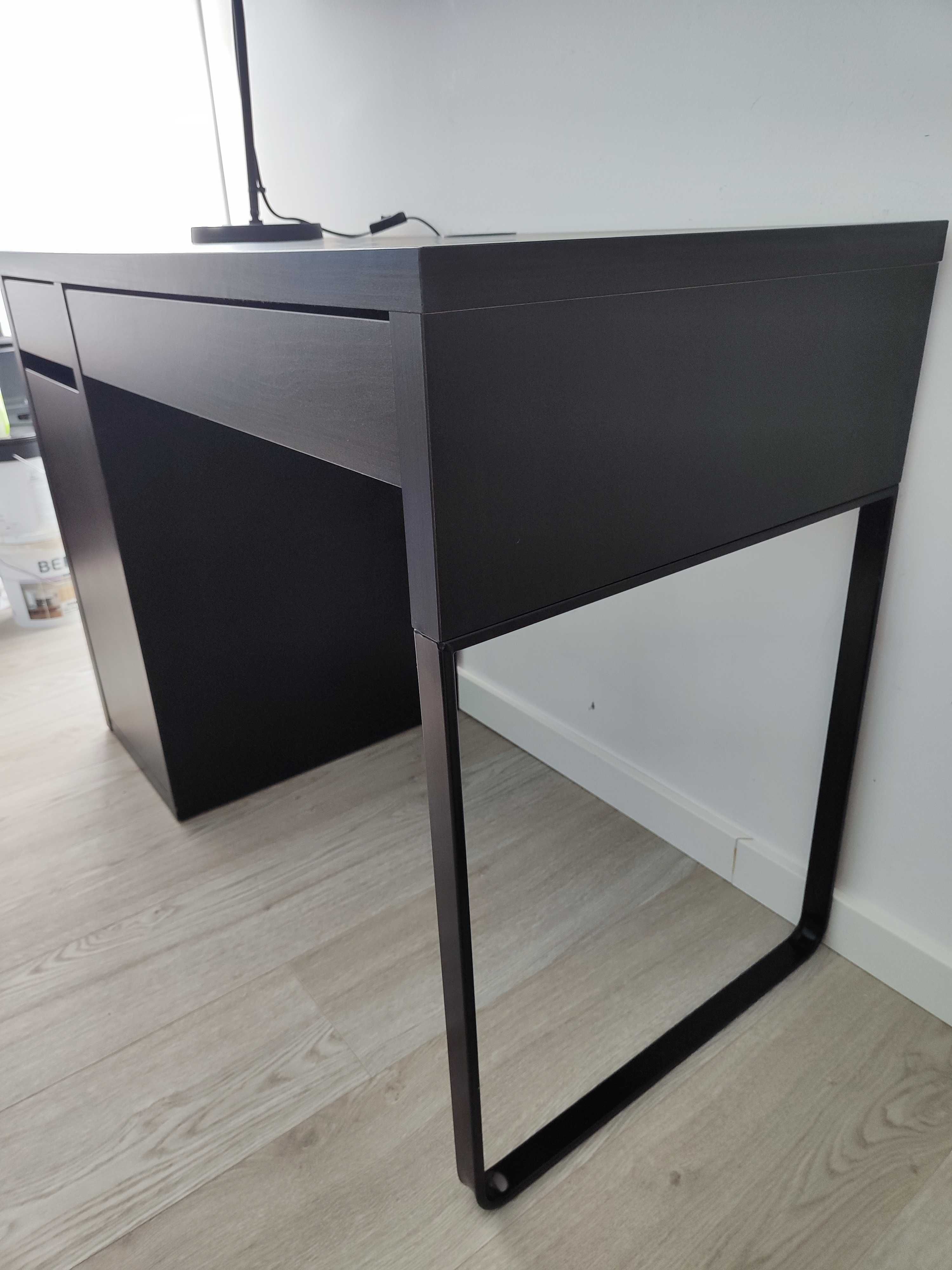Secretária ikea Micke com cadeira e candeeiro