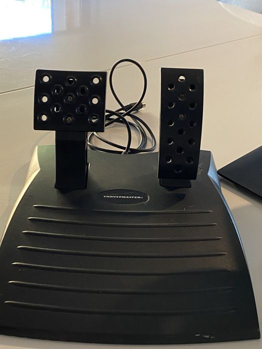 Volante c/pedais Thrustmaster