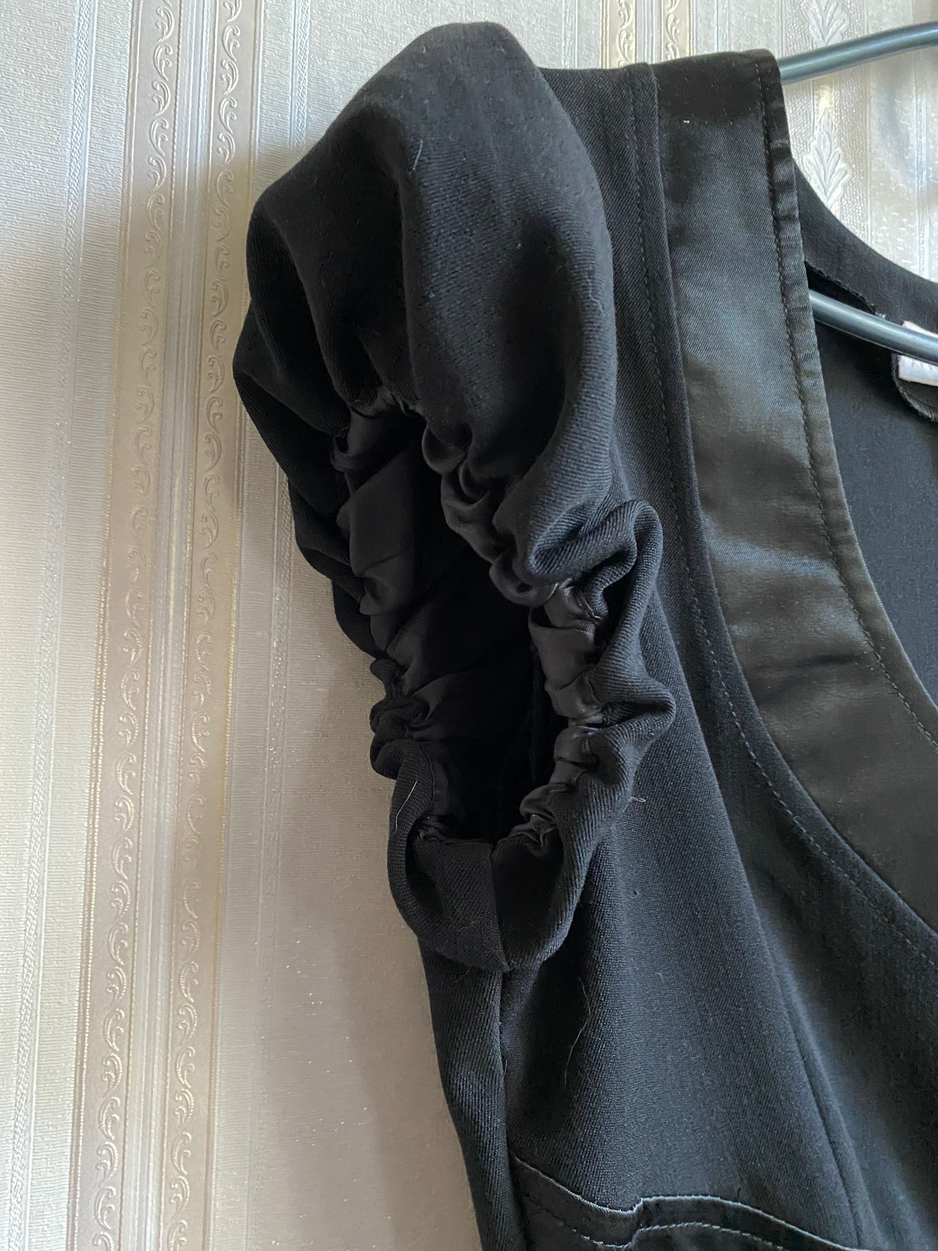 Плаття чорне з декольте