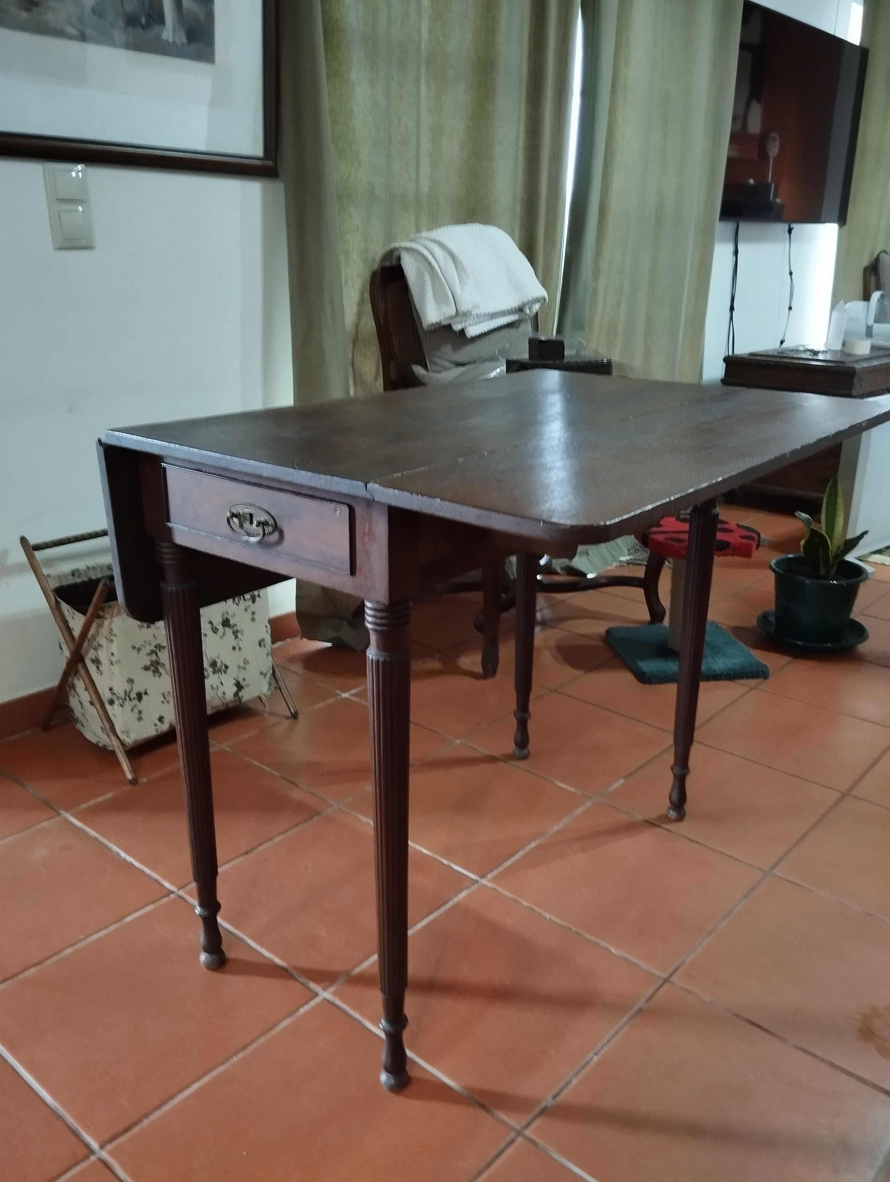 Mesa antiga com tampo retangular e duas abas