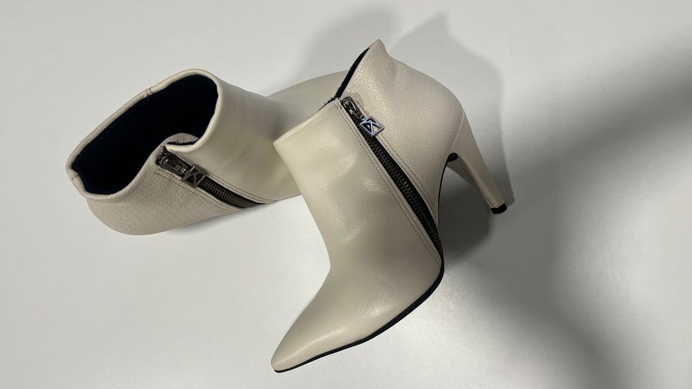 Bota off-white com salto fino