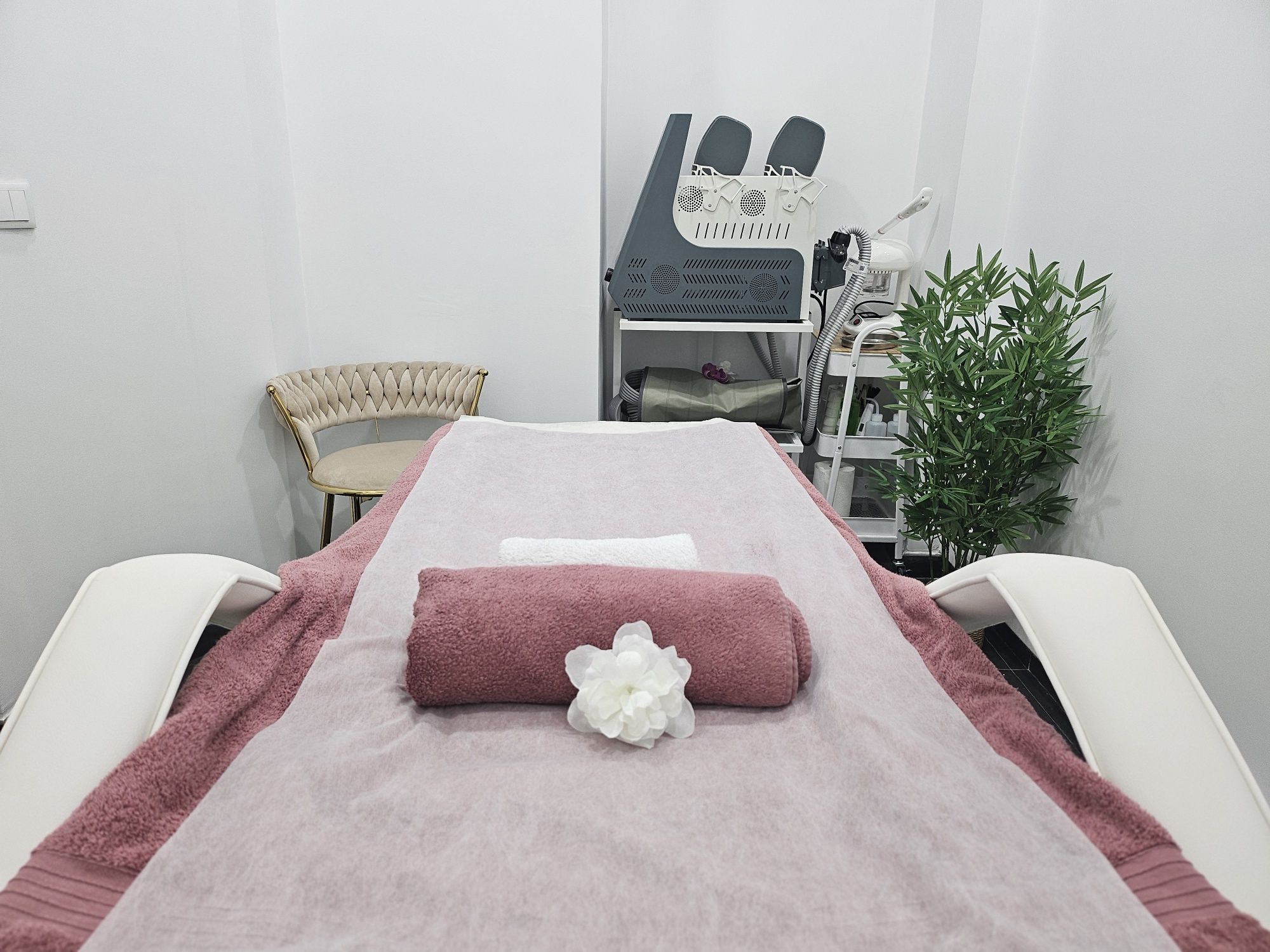 Aluga-se gabinete A HORA/DIA em clínica de estética premium na ALAMEDA