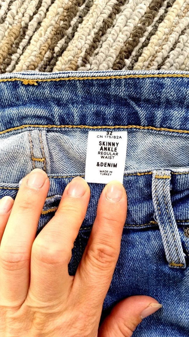 Spodnie jeansowe regular waist denim postrzępione nogawki przecierane