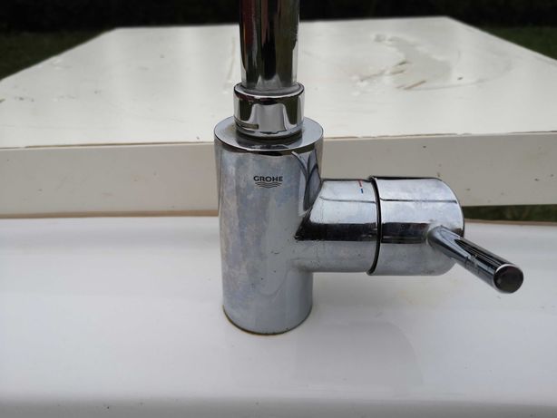 Bateria Grohe z umywalką Vigour z kompletnym syfonem.