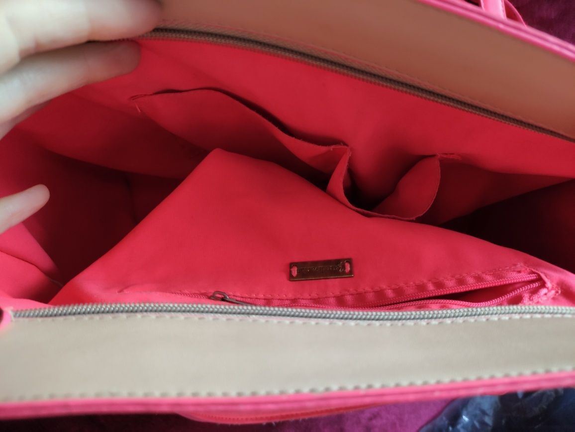 STRADIVARIUS beżowa torebka kuferek z neonowymi akcentami