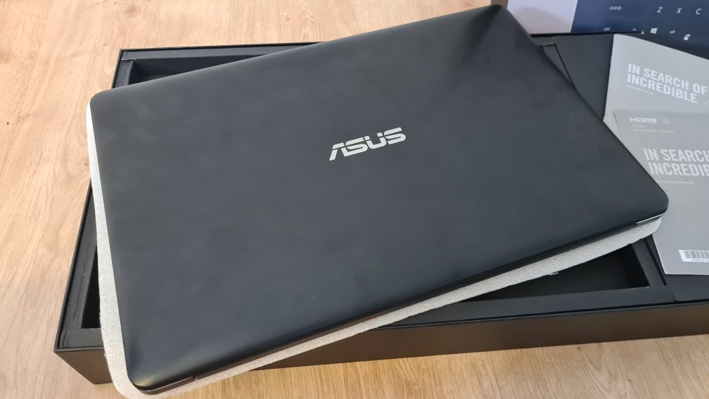 Portátil Asus ZenBook UX550VE