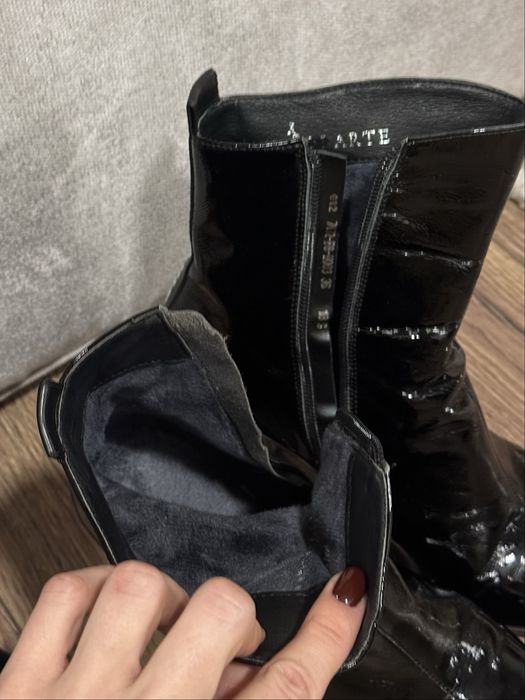 Ботфорди чоботи високі та черевики з лакованої шкіри