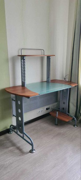 Компʼютерний стіл