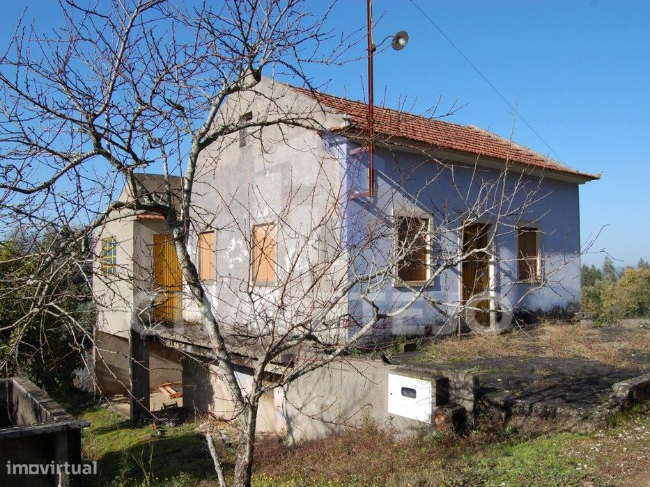 Casa antiga para recuperar com terreno, situada entre Tomar e Ferre...