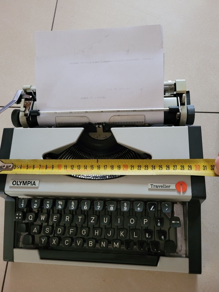 Antyczna maszyna do pisania Olympia traveller