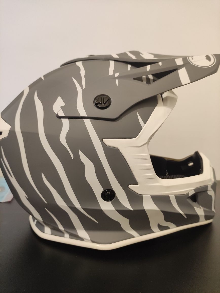 Kask mtb/motocross Raven Airborne Khan Szaro-Biały