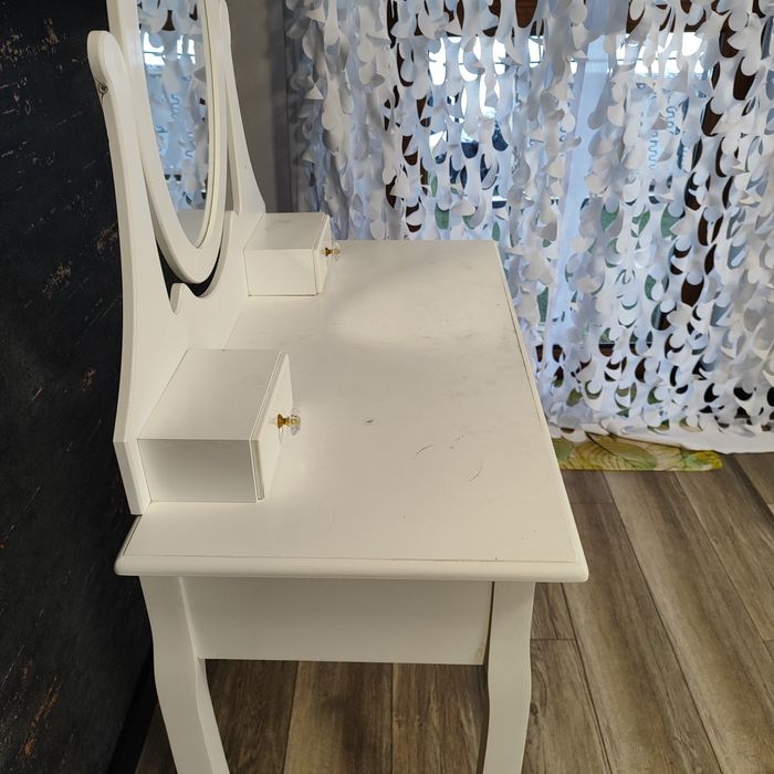 Toaletka biała z lustrem