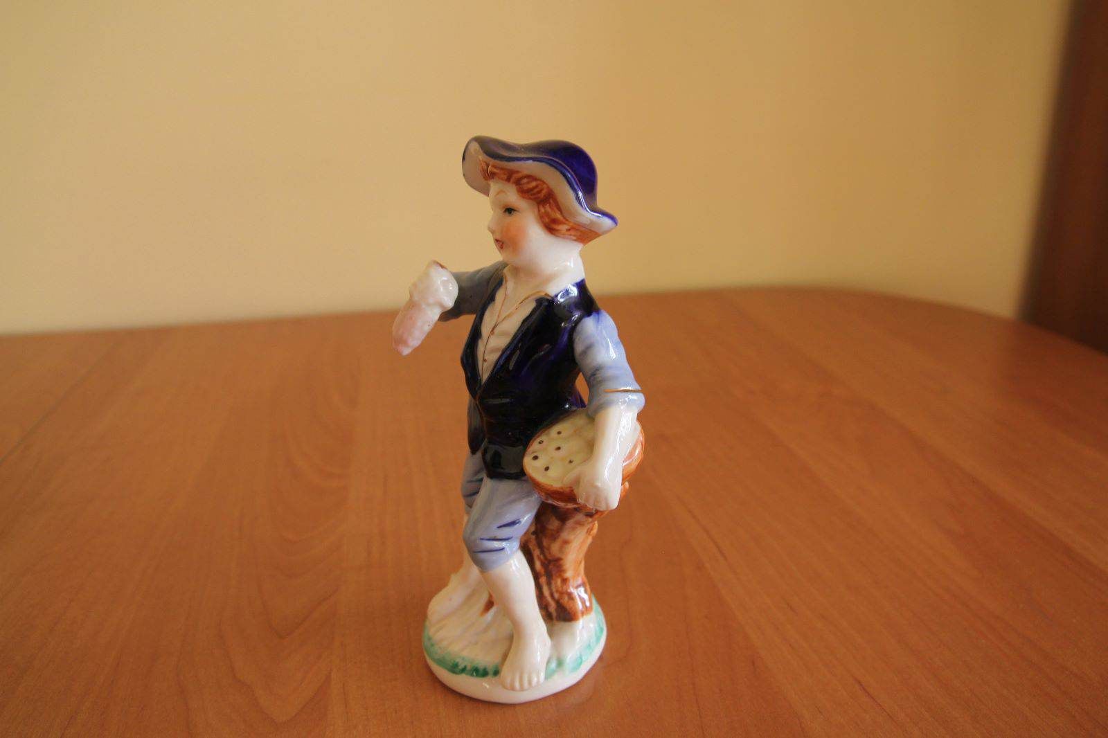 Porcelanowa figurka holenderska wiejskiego chłopca