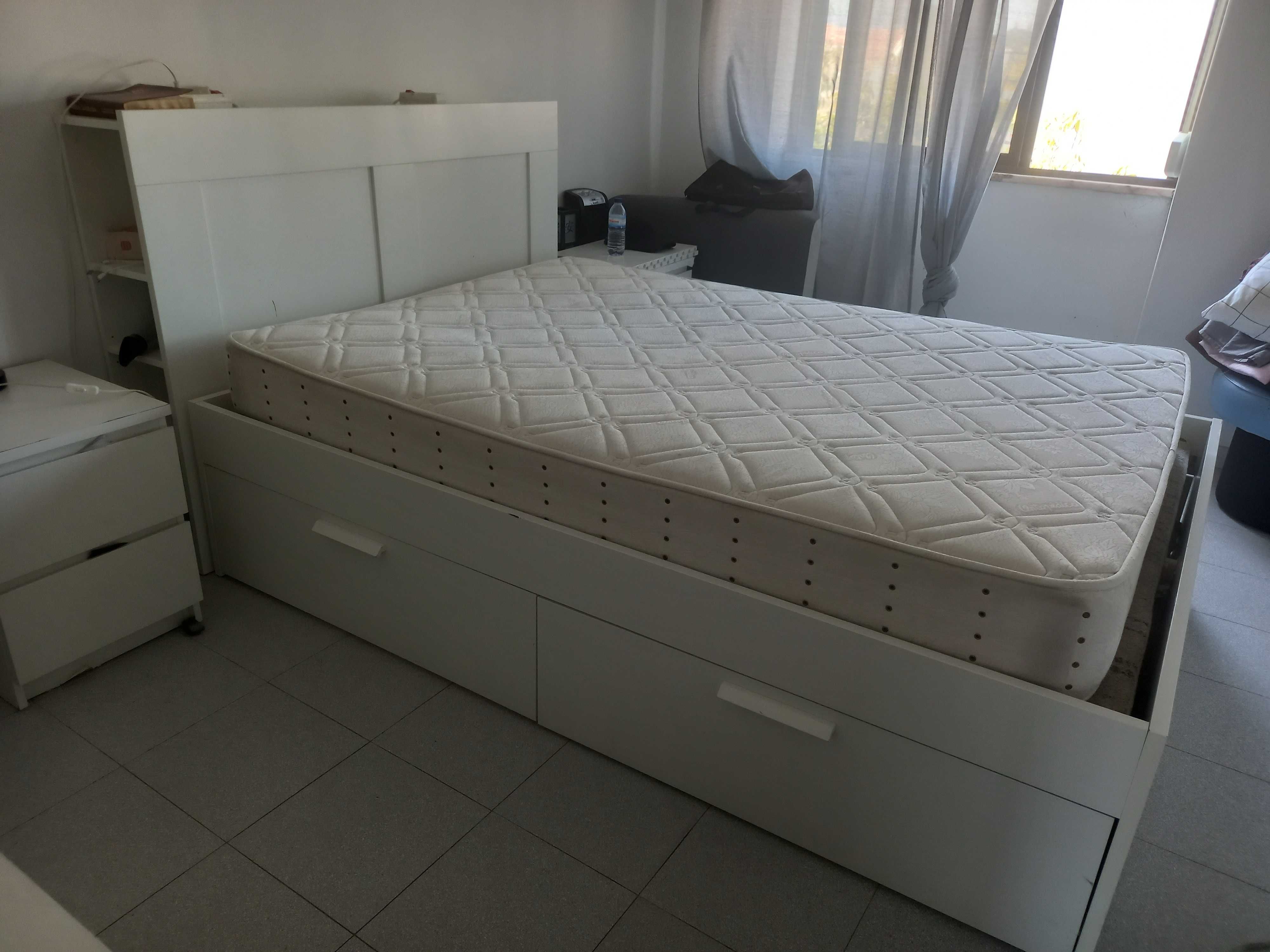 Cama com uma cabeceira, e mais duas comodas laterais