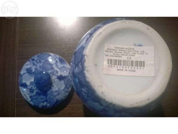 Jarra de porcelana chinesa pintada à mão