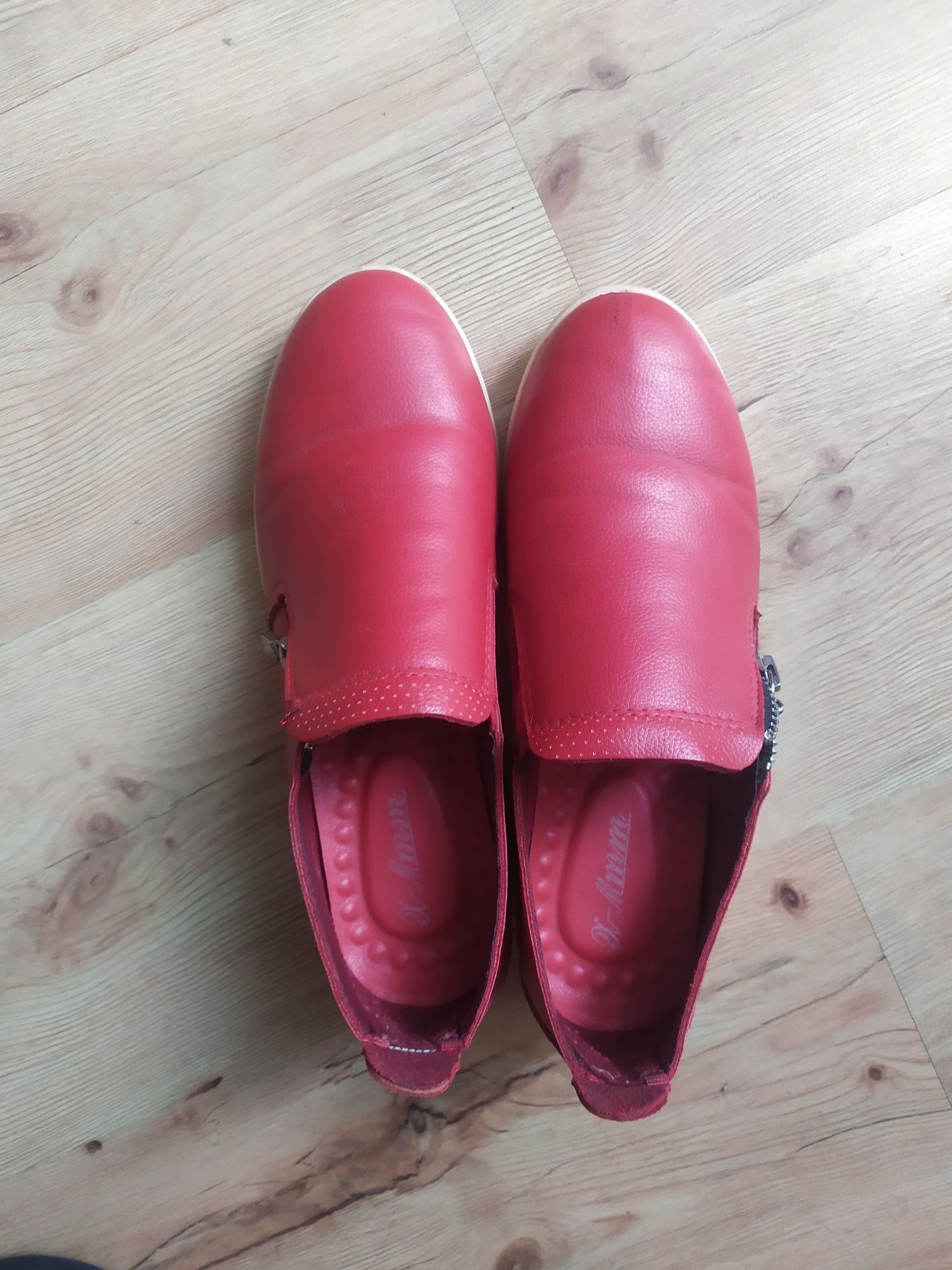 Buty botki damskie czerwone rozmiar 38 długość wkładki 24,5 cm .