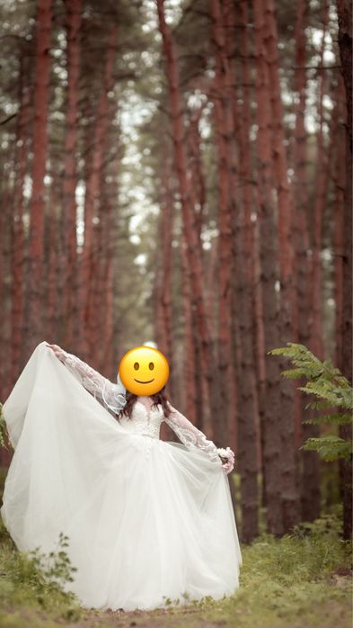 Гарна весільна сукня