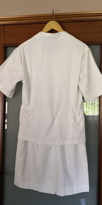 2 uniformes hospitalares femininos (saia e casaco)