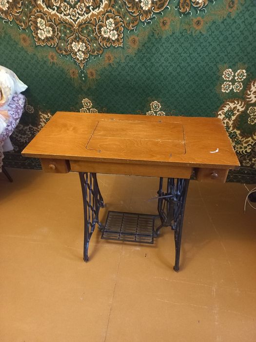Продам ножную швейную машинку Подольск.