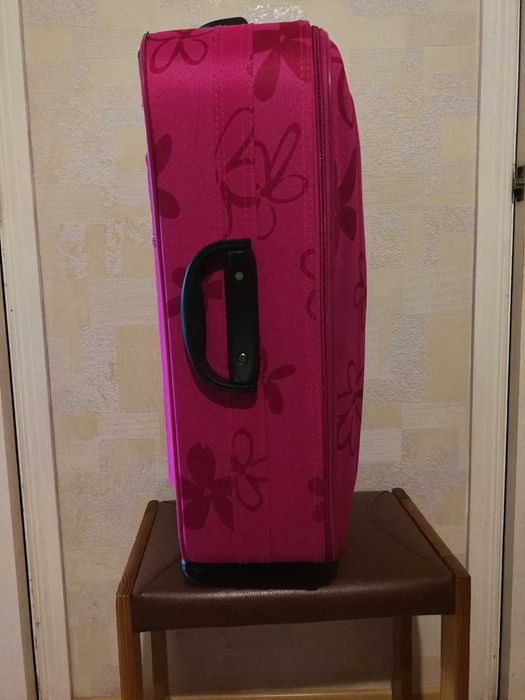 Чемодан новый средний розовый с Швейцарии 56 см