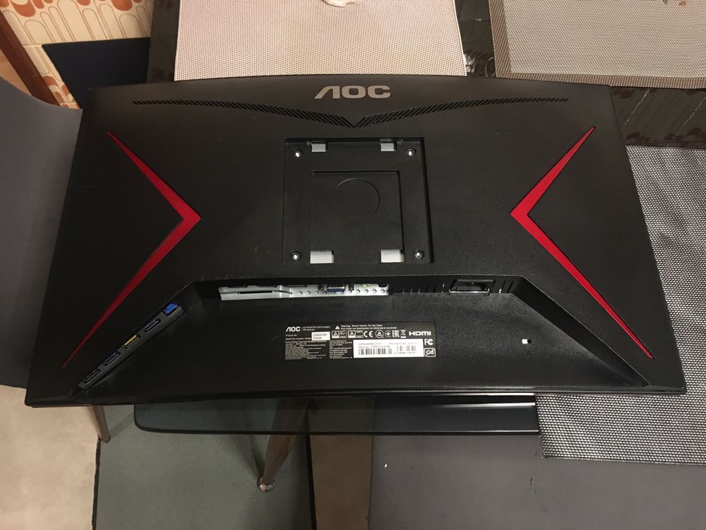 Monitor Curvo AOC 24’ 144Hz (Ecrã Partido)