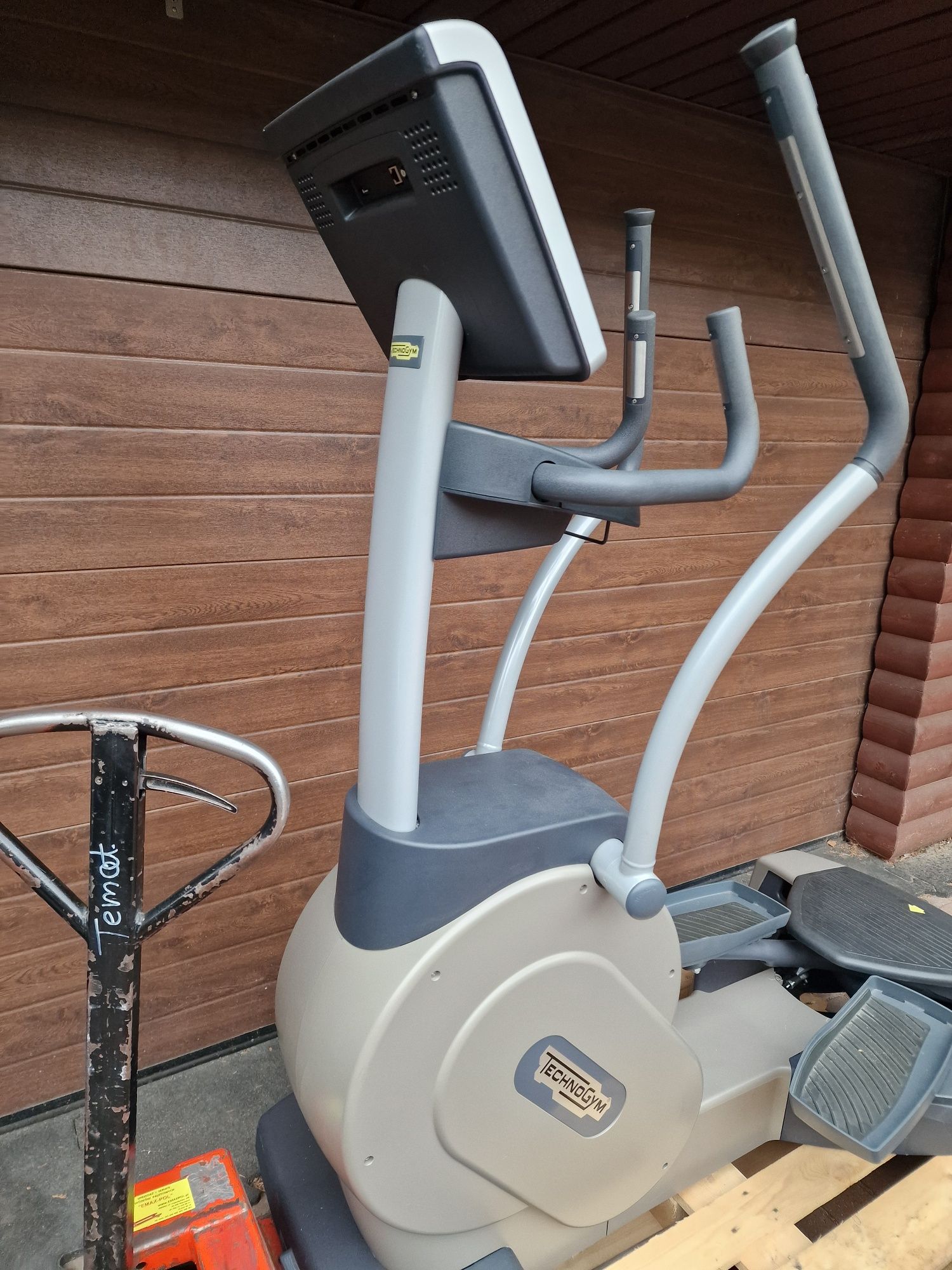 Orbitrek Technogym TV gry crossover exc 700