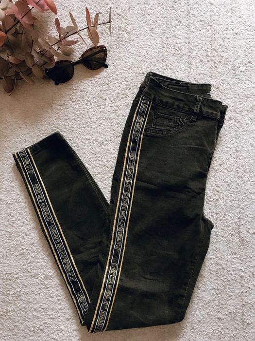 calças pretas skinny