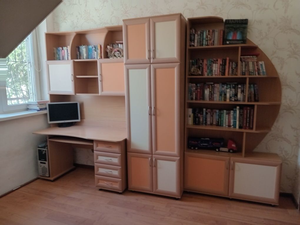Продам детскую стенку  и диван за 11 000 грн