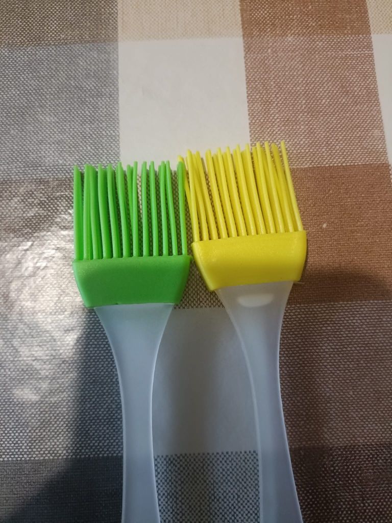 Pincéis de cozinha silicone  cor verde e amarelo