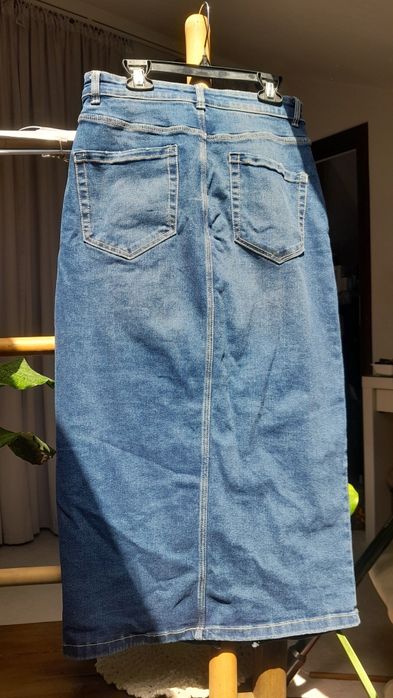 Jeansowa midi spódnica z rozcięciem