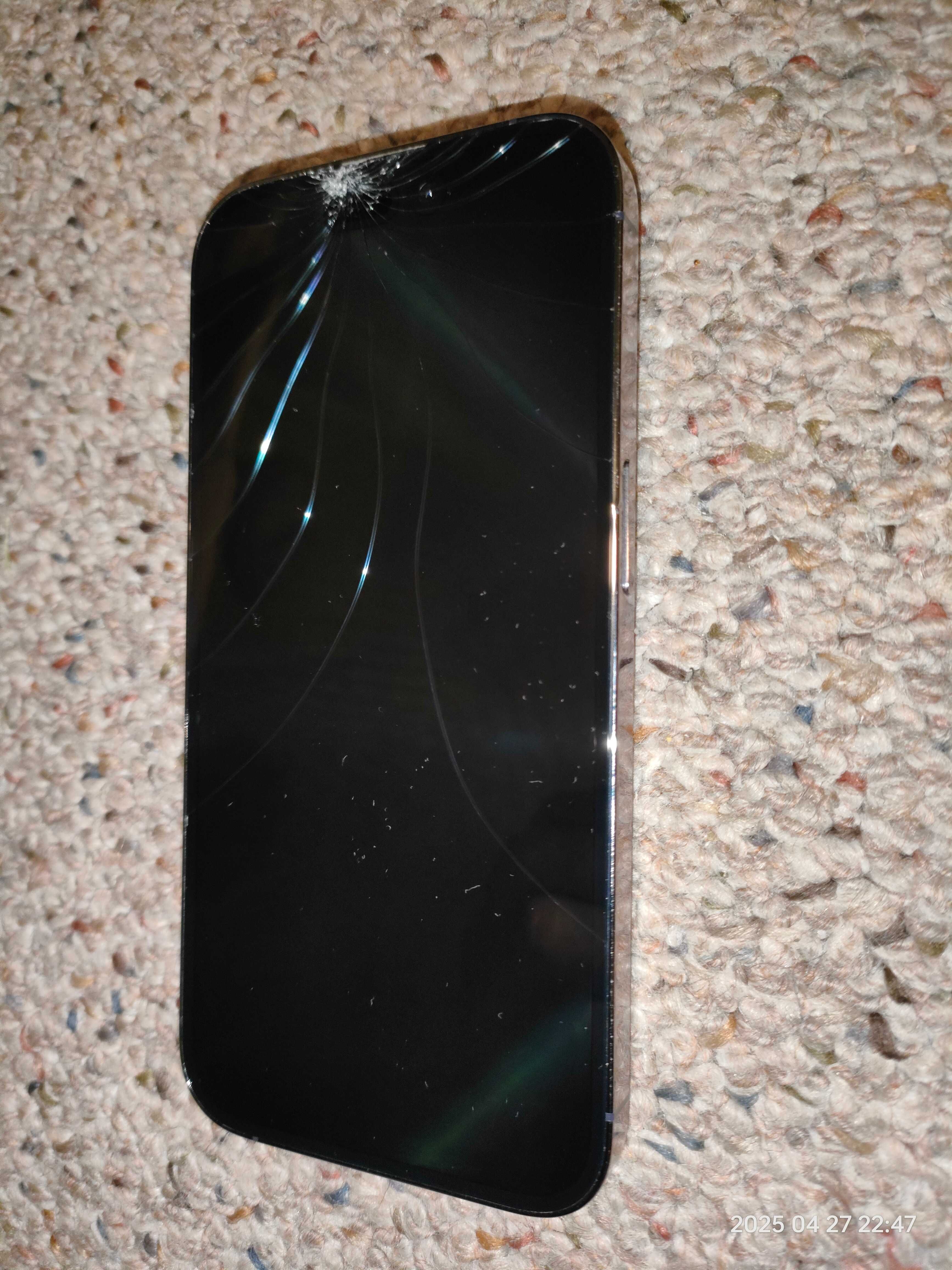 iPhone trzy sztuki, 14 Pro i  dwie 7-emki
