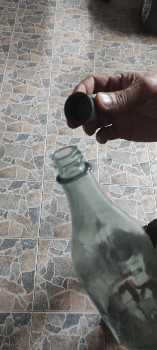 Garrafeira em tijolo duplo com garrafas