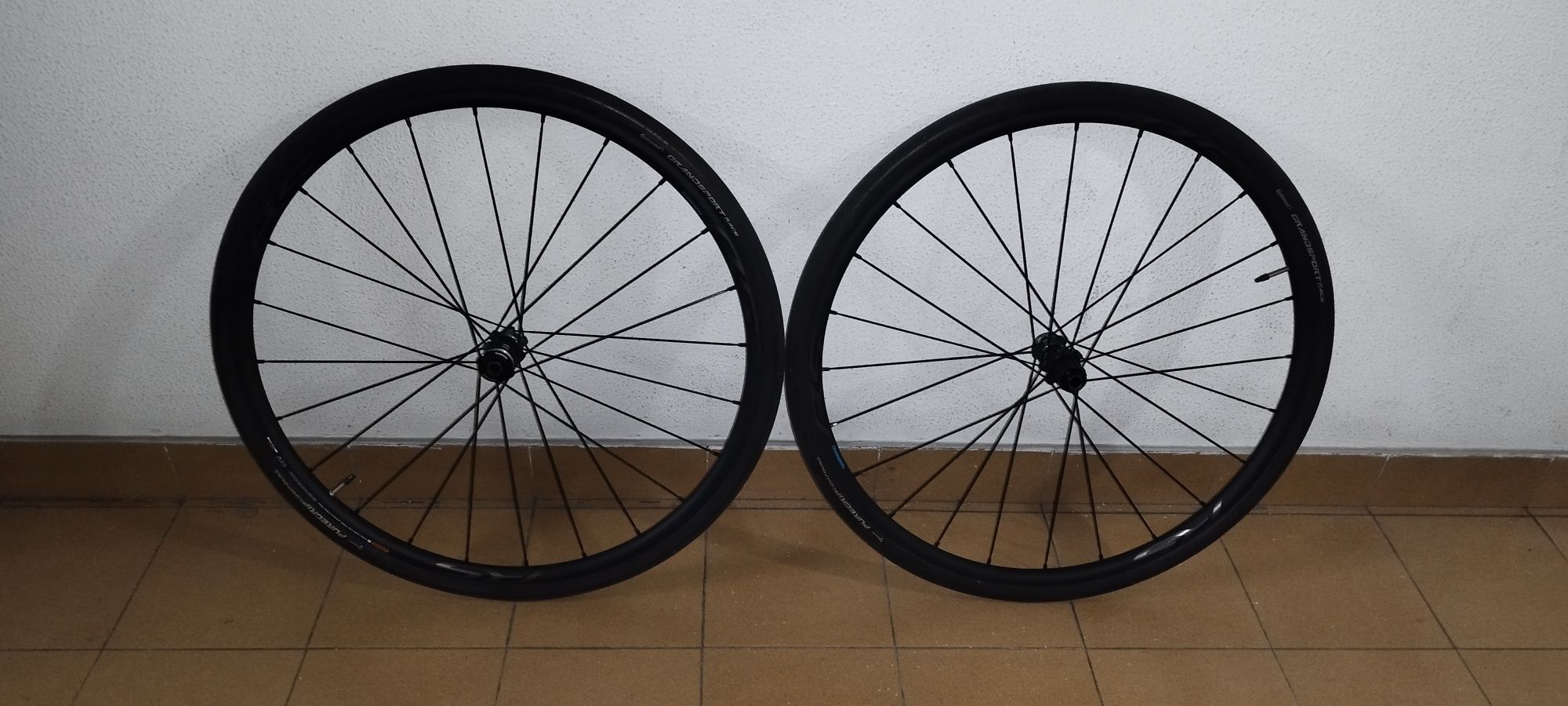 Rodas Shimano R5 para disco.