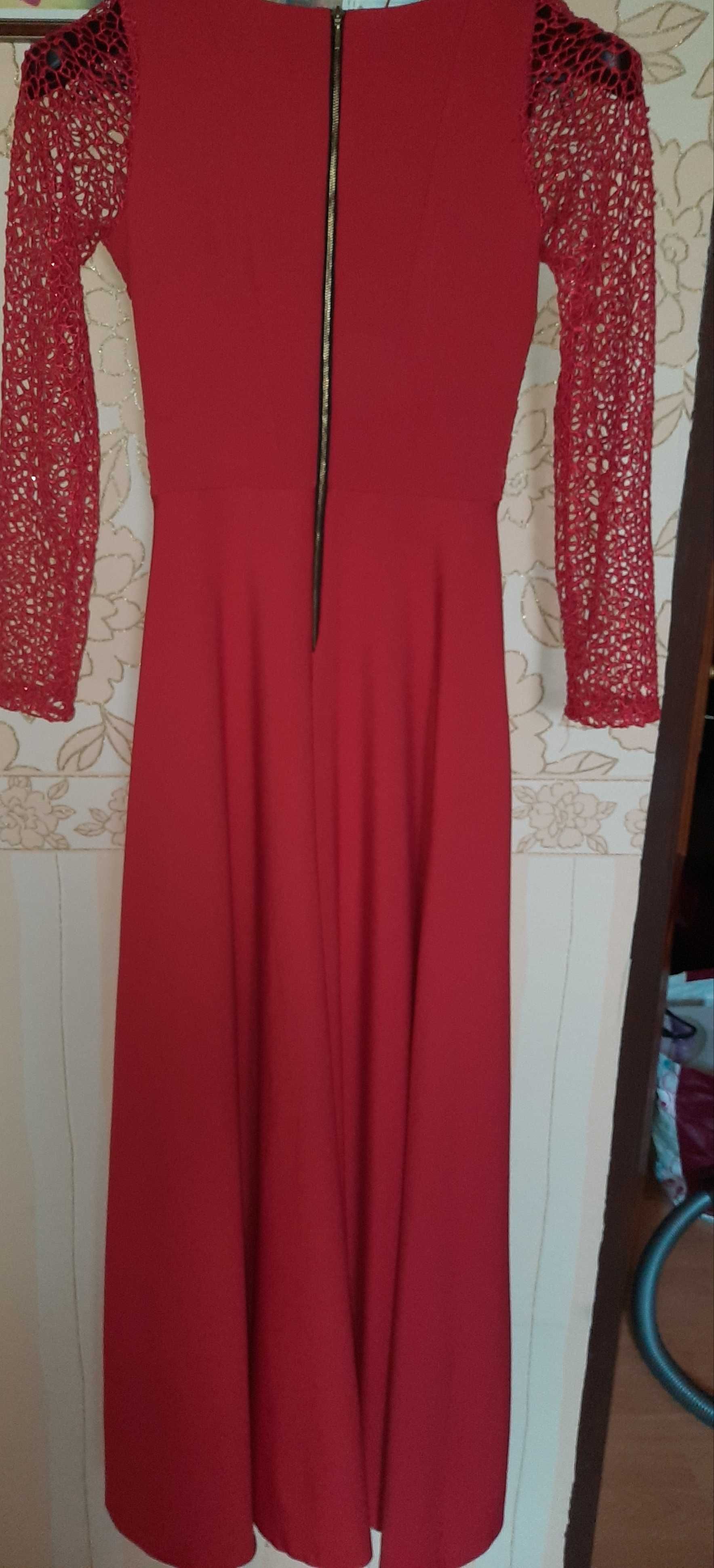 Długa, czerwona suknia z brokatem