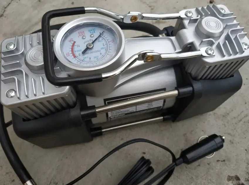 Компрессор автомобильный двухпоршневой с набором для ремонта шин