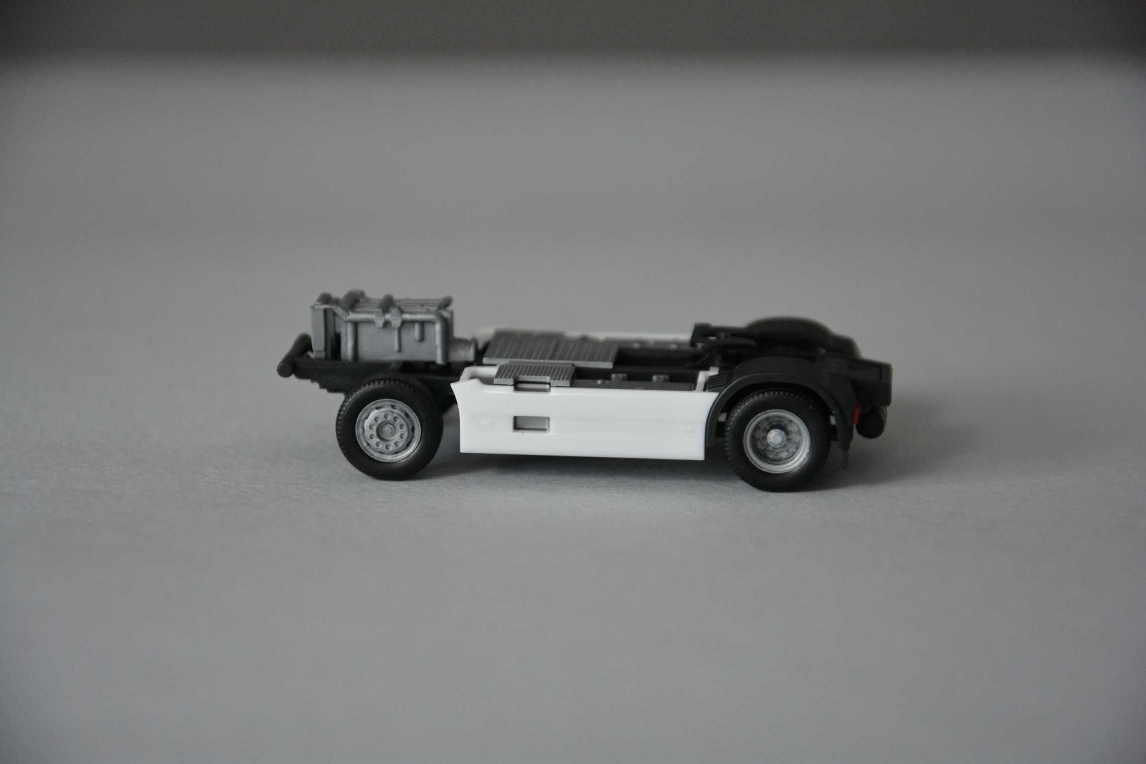 1:87 (H0) Herpa 085083 - Kpl. podwozie z silnikiem - Renault T