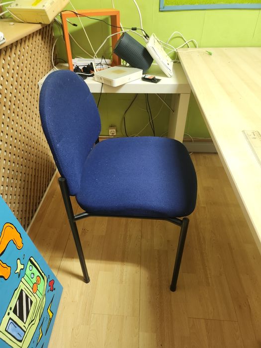 Cadeira estofada azul – estrutura preta
