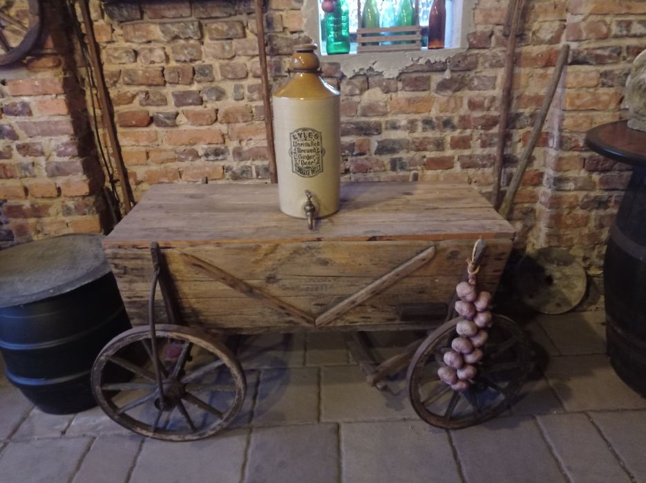 Zabytkowy drewniany wózek